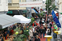 Friedrichstraßenfest 2012: Zahlreiche Besucher trotzten mit guter Laune dem Regen - Foto: rheinline - Roland Goseberg