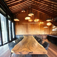 Zur Weinmeile 2023 in der Friedrichstrasse präsentiert die Wohnphilosophie den wohl größten Winzertisch.